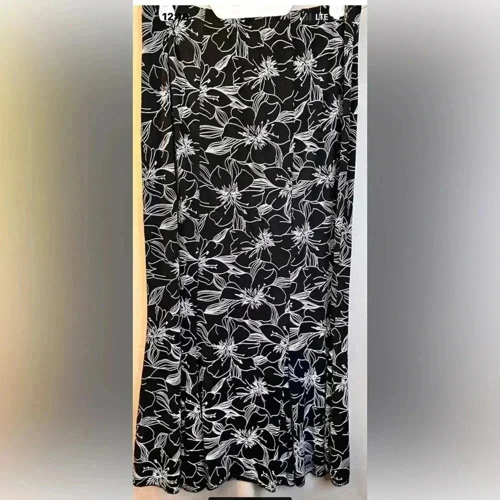 Briggs NY Vtg Maxi Skirt Size Medium Black White Floral Super Cute!